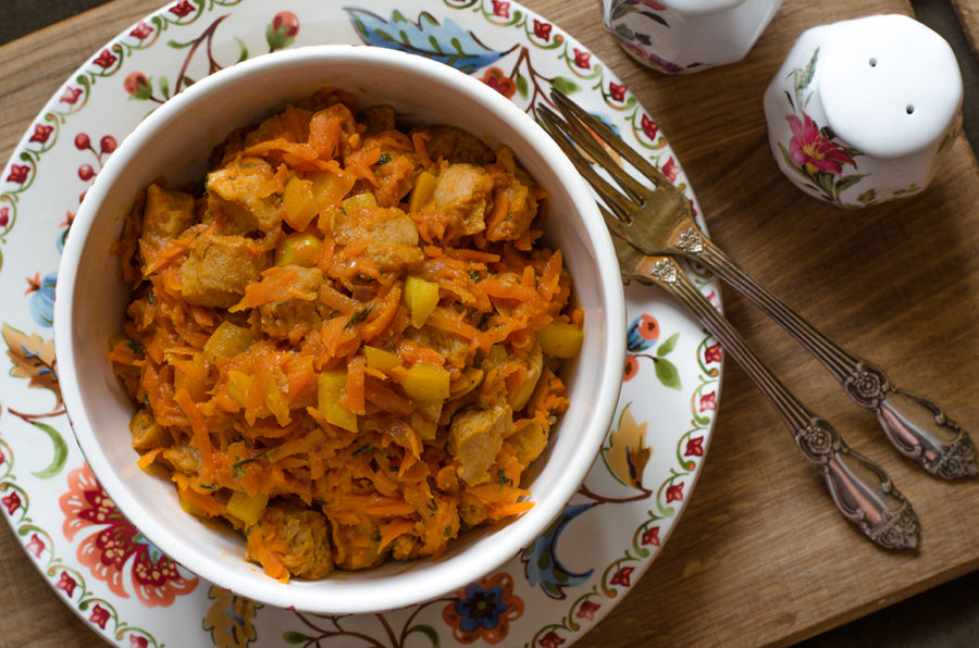 Гуляш из соевого мяса с овощами