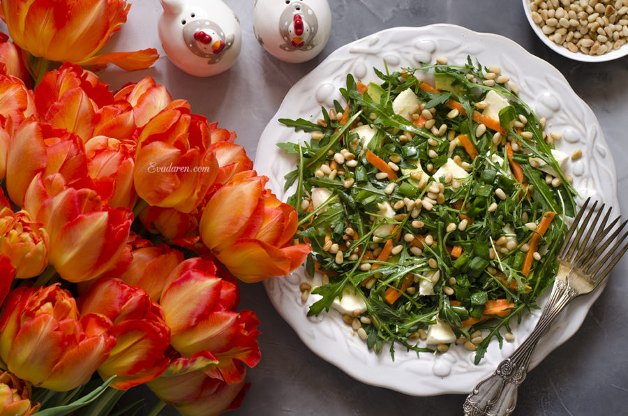 Салат с рукколой моцареллой и кукурузным маслом